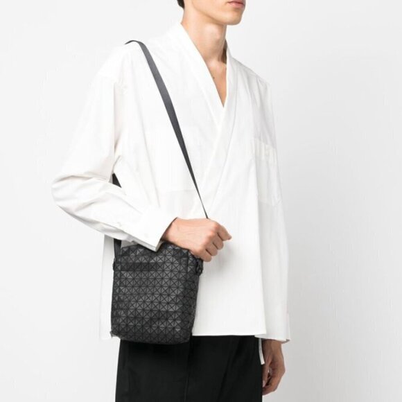 BAO BAO ISSEY MIYAKE Black Voyager One-Tone Unisex Shoulder Bag - Picture 3 of 12